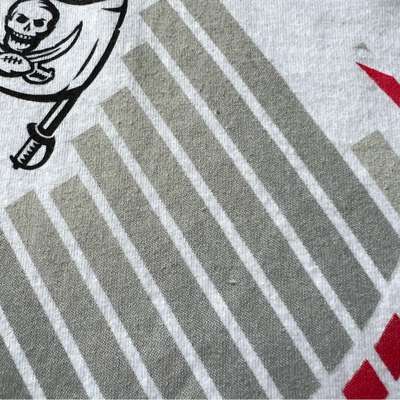 Men’s Tampa Bay Buccaneers shirt. - Picture 9 of 11